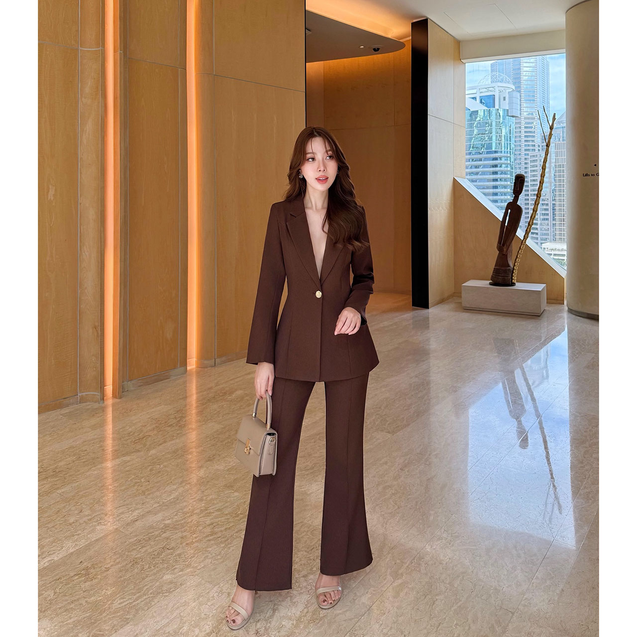 kudapy ชุดสูทมินิมอล ตัวเสื้อสูทแต่งกระดุมทองด้วยหน้า 1 เม็ด เสริมฟองน้ำบางๆ มีซับในทั้งตัว มาพร้อมกับกางเกงทรง Flare เย็บตีเกล็ดหน้า