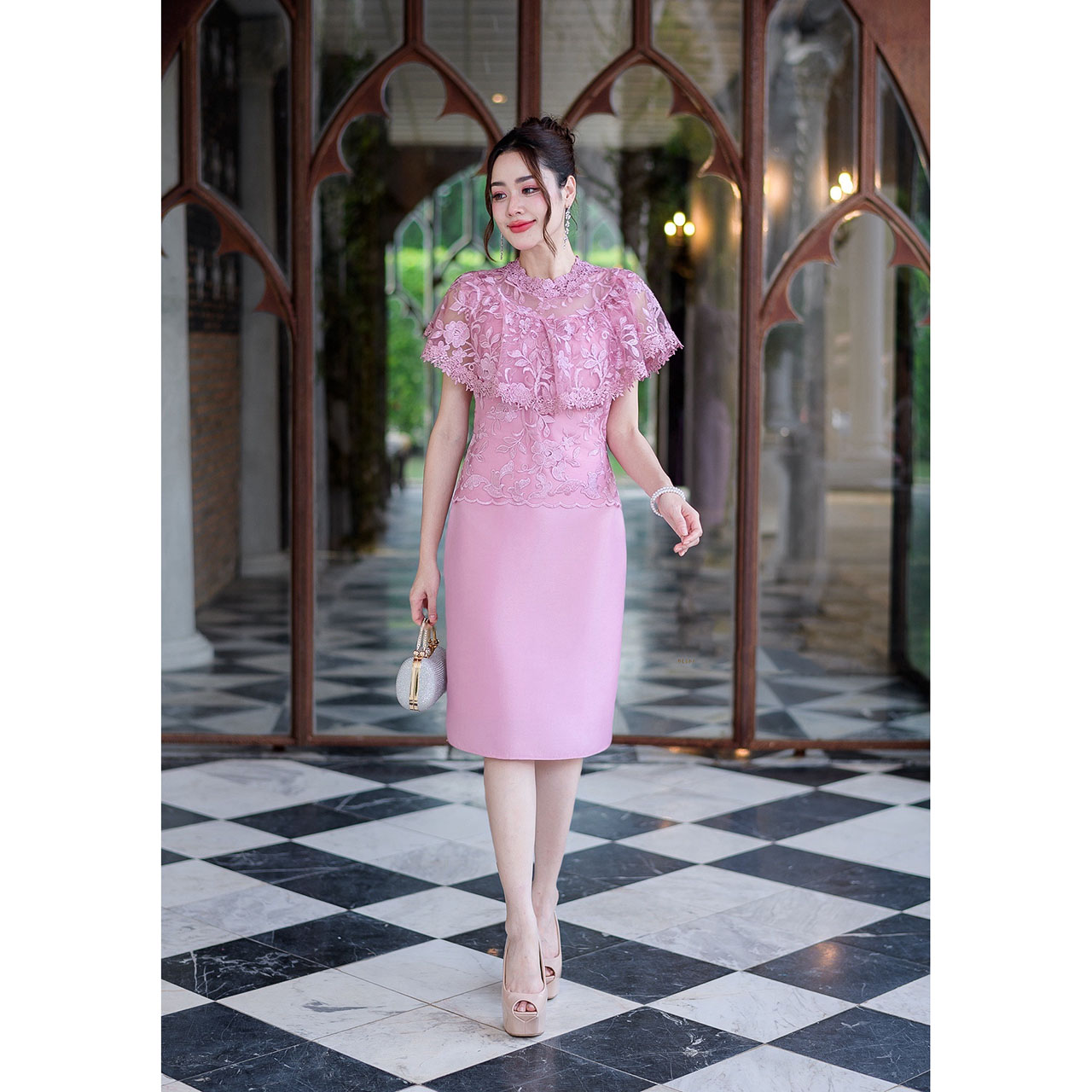 kudapy เดรสสั้นสีชมพู/สีเทา ลูกไม้ตาข่ายปักลายดอกไม้ดอกใหญ่ ด้านบนเป็นงานผ้าลูกไม้คลุมไหล่ระบายแต่งรอบคอด้วยลูกไม้สวยหรู กระโปรงเป็นงานผ้าไหมญี่ปุ่น