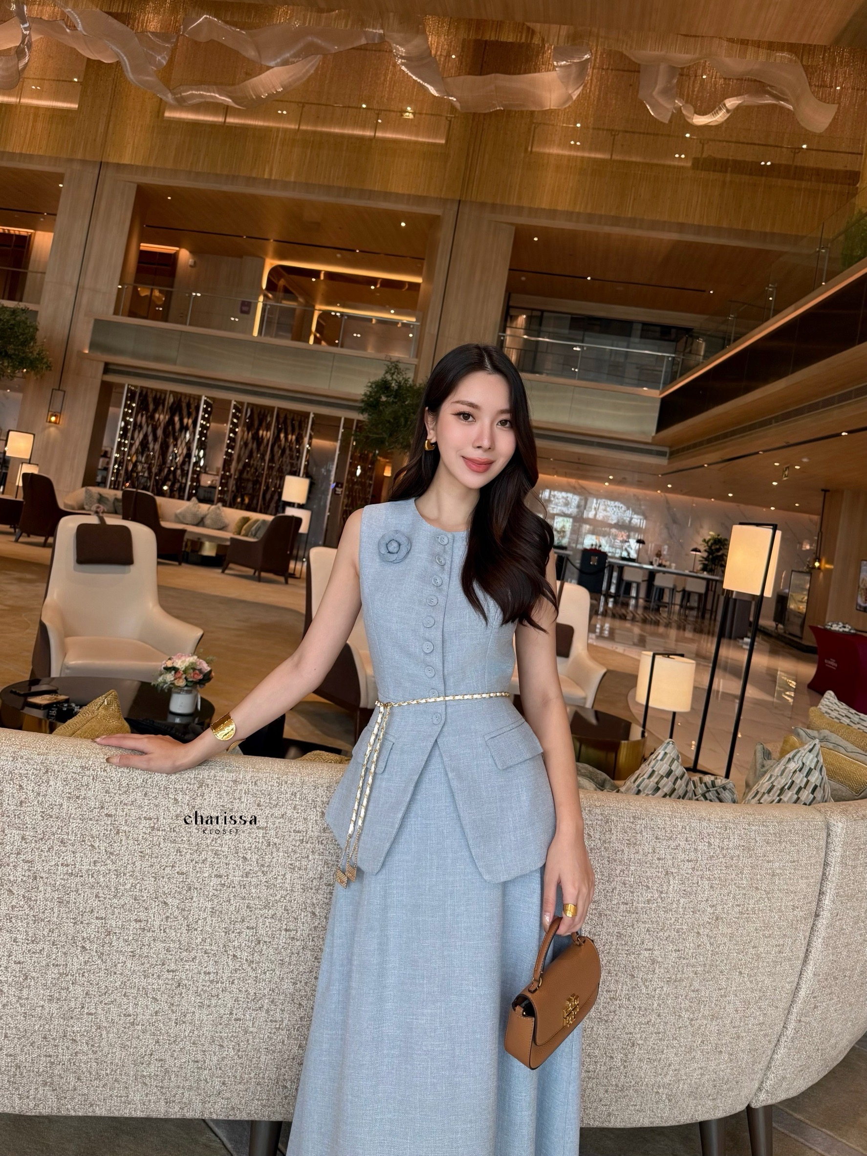 kudapy ชุดเซ็ทเสื้อแขนกุดทรงเข้ารูปแต่งกระดุมปั้ม พร้อมกับกระโปรงยาวเย็บจับจีบเอวสูง ซับในเป็นผ้าซาตินอย่างดี