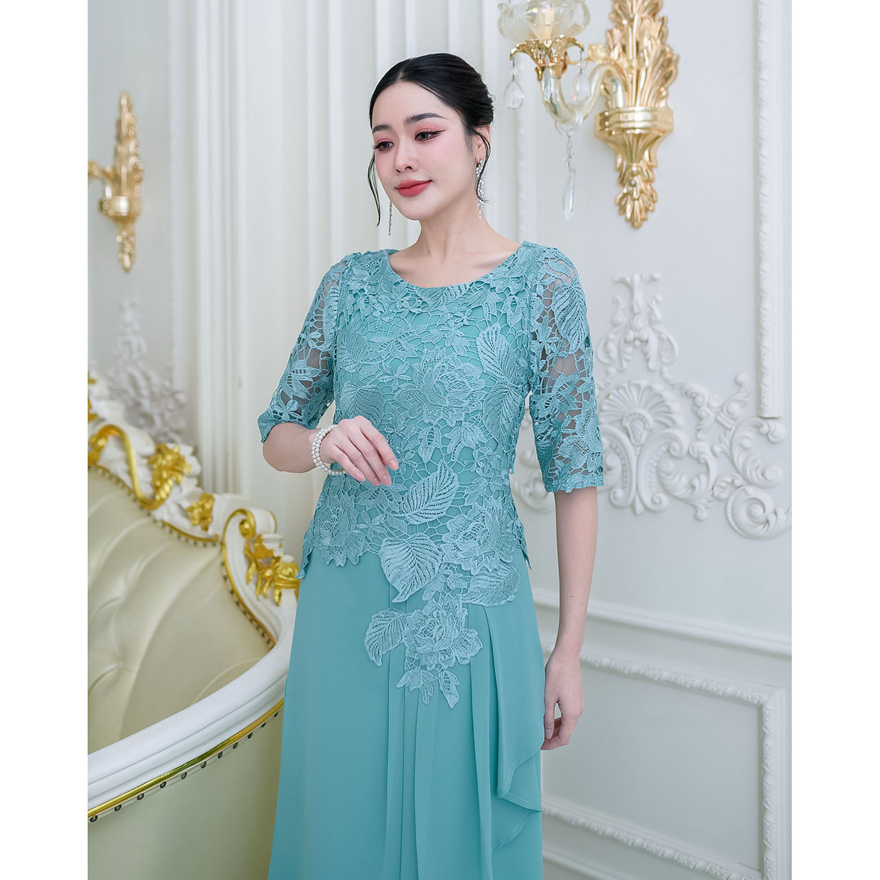 kudapy เดรสลูกไม้สีเขียวพาสเทล เดรสยาวราตรีออกงาน ทรงกระโปรงสวยหรูหราปลายกระโปรงบานสะดุ้งเล็กน้อยคล้ายทรงหางปลา