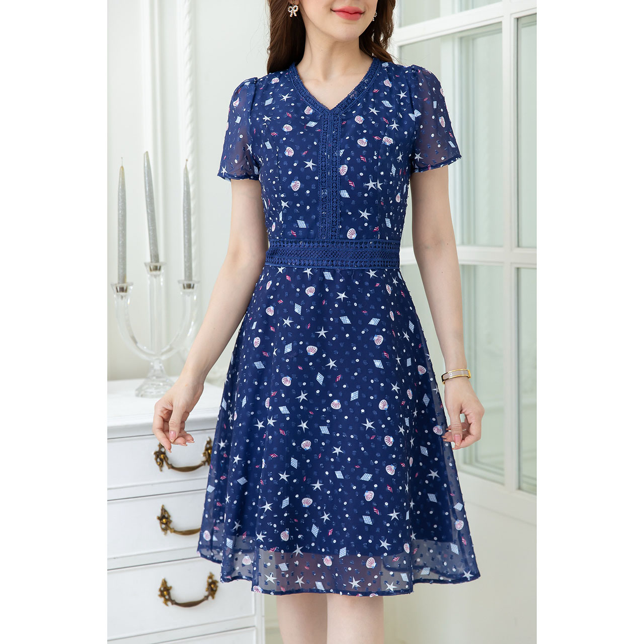 kudapy เดรสสั้นสีกร/สีแดง ผ้าชีฟองเทคเจอร์นูนพิมพ์ลาย ดีเทลแต่งลูกไม้รอบคอและเอว แพทเทิร์นเรียบง่าย ใส่สบาย