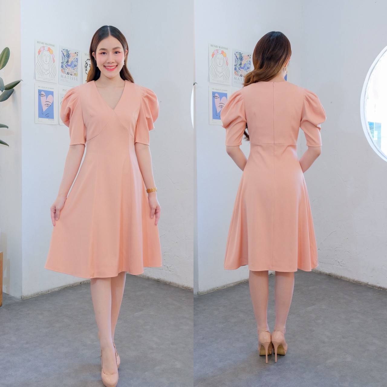 kudapy เดรสสั้นใส่ออกงานสีฟ้า,สีครีมเบจ,สีเขียวมิ้นท์,สีชมพูโอรส เดรสจีบแขนพอง พรางต้นแขนตีเกร็ดข้างเอวคอวีเอวสูง กระโปรงบานพริ้ว