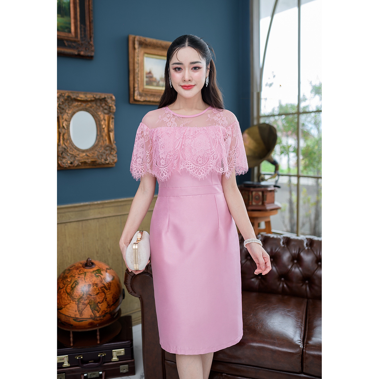 kudapy เดรสสั้นสีขาว/สีชมพุ ผ้าไหมอัดกาวทั้งชุด ดีไซน์คลุมไหล่ด้วยผ้าลูกไม้ฝรั่งเศส