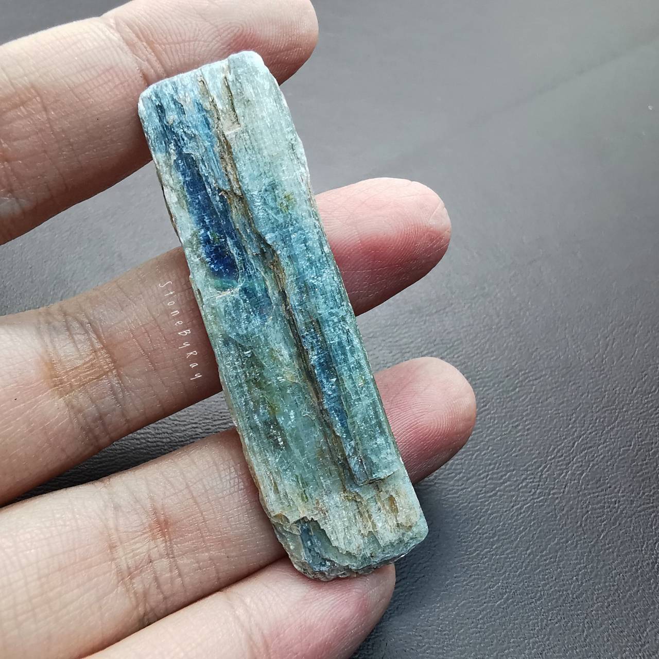หินไคยาไนท์ผลึกก้อนธรรมชาติ (Kyanite)