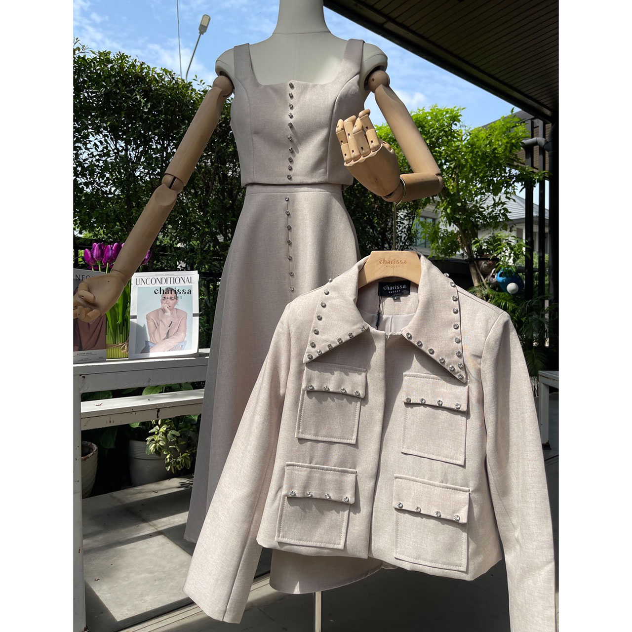 kudapy ชุดเซ็ท 3 ชิ้น เสื้อครอป+กระโปรงยาว+เสื้อคลุม ดีไซน์เกร๋มาก สวยตะโกน เสื้อคอปกตกแต่งด้วยเพชร กระดุมจริง มีซับในอย่างดี กระเป๋าจริงด้านหน้าทั้งสองข้าง