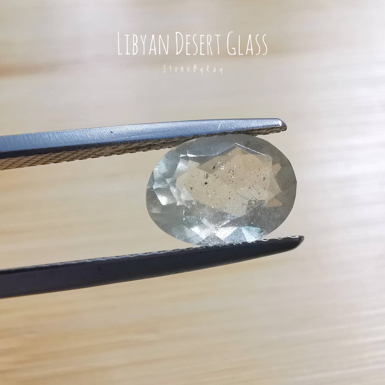 สะเก็ดดาวสีขาวเจียรเหลี่ยม(Libyan Desert Glass)