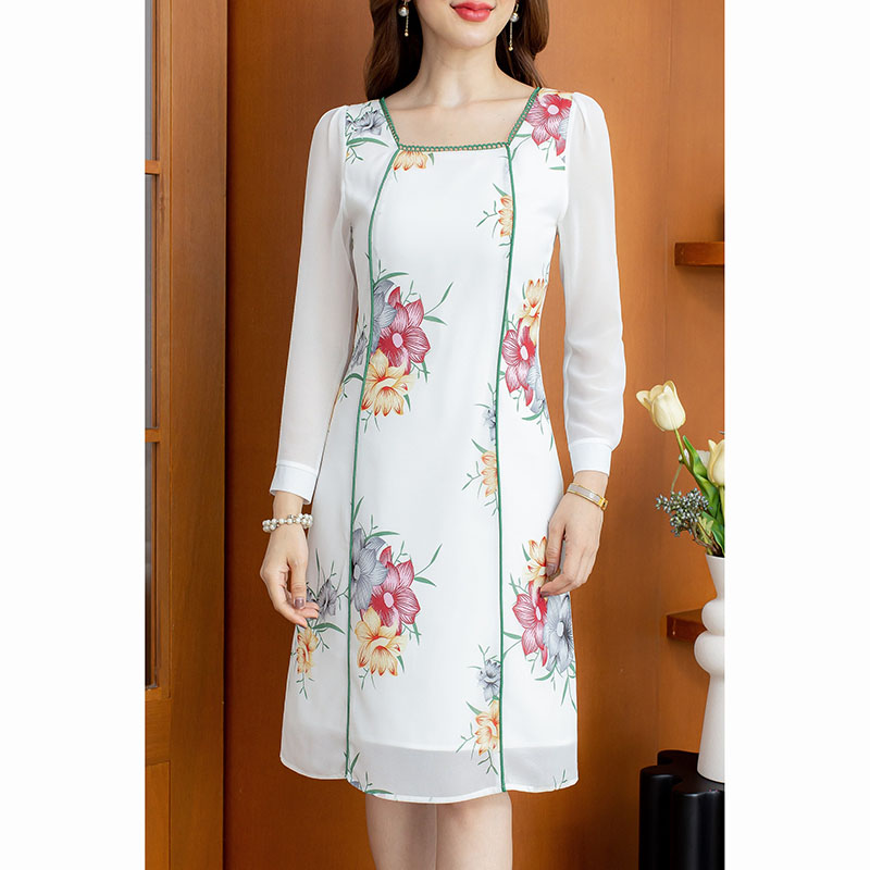 kudapy เดรสสั้นสีกรม/สีขาว ชีฟองลายดอก แขนยาว สวยเรียบๆ มีดีเทลกุ้นเส้นริบบิ้นทำให้ดูเก๋ ช่วงคอแต่งด้วยลูกไม้