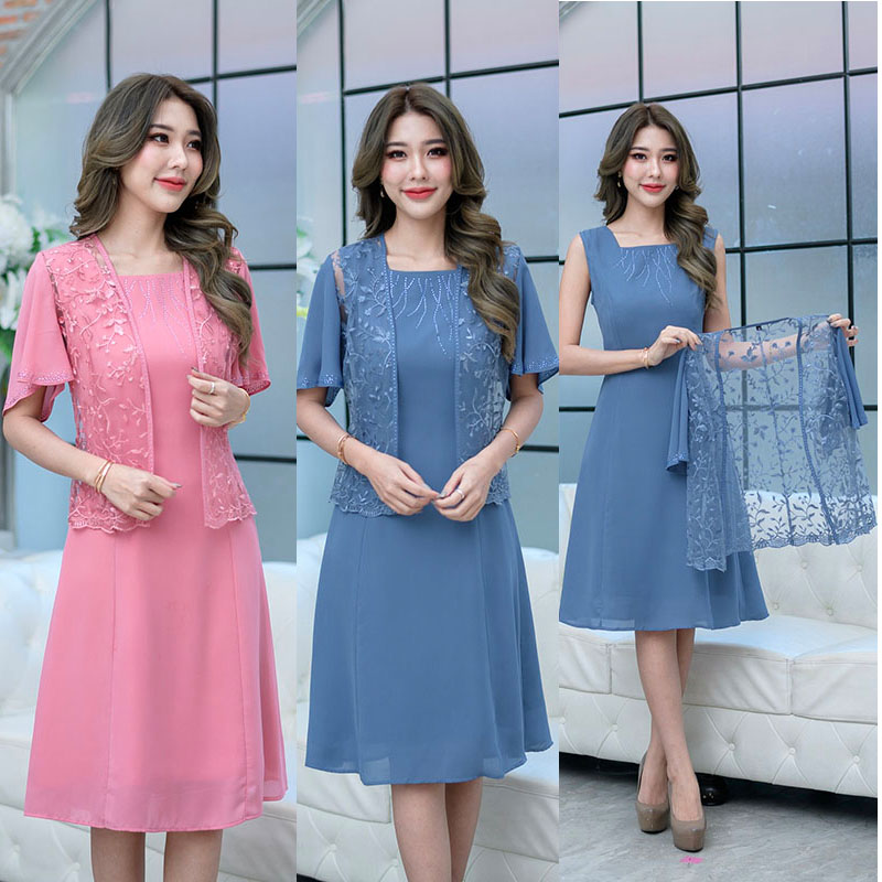 kudapy เดรสสั้นสีชมพู/สีฟ้าคราม 2 ชิ้น ด้านในเป็นเดรสแขนกุด ตกแต่งเพชรช่วงคอเพิ่มความหรูหรา ด้านนอกเป็นผ้าลูกไม้เงาแต่งแขนชิฟฟ่อน