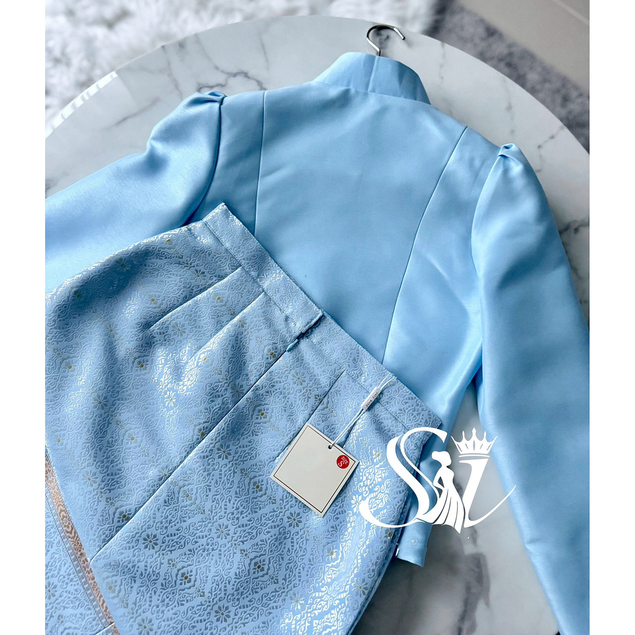 kudapy เสื้อจิตรลดาสีฟ้าละมุน ดีเทลแขนยาว คอจีน กระดุมหน้า งานผ้าไหมอิตลลี่ ผ้าถุงสำเร็จรูป ซิปหลัง เกรดพรีเมี่ยมอัดกาว เนื้อผ้าไหมแพรทิพย์