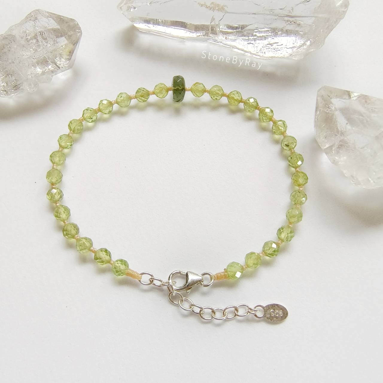 สร้อยข้อมือเงินสะเก็ดดาวโมดาไวต์กับเพอริดอต Moldavite+Peridot