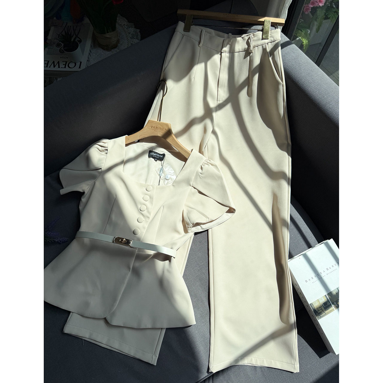 kudapy เซ็ตโทนช็อกโกแลต/ครีมทรงสวย” ลุคเวิร์คกิ้งวูแมนที่พร้อมเปล่งประกายในทุกโอกาส คอเหลี่ยม เสริมดีเทลกระดุมหน้า