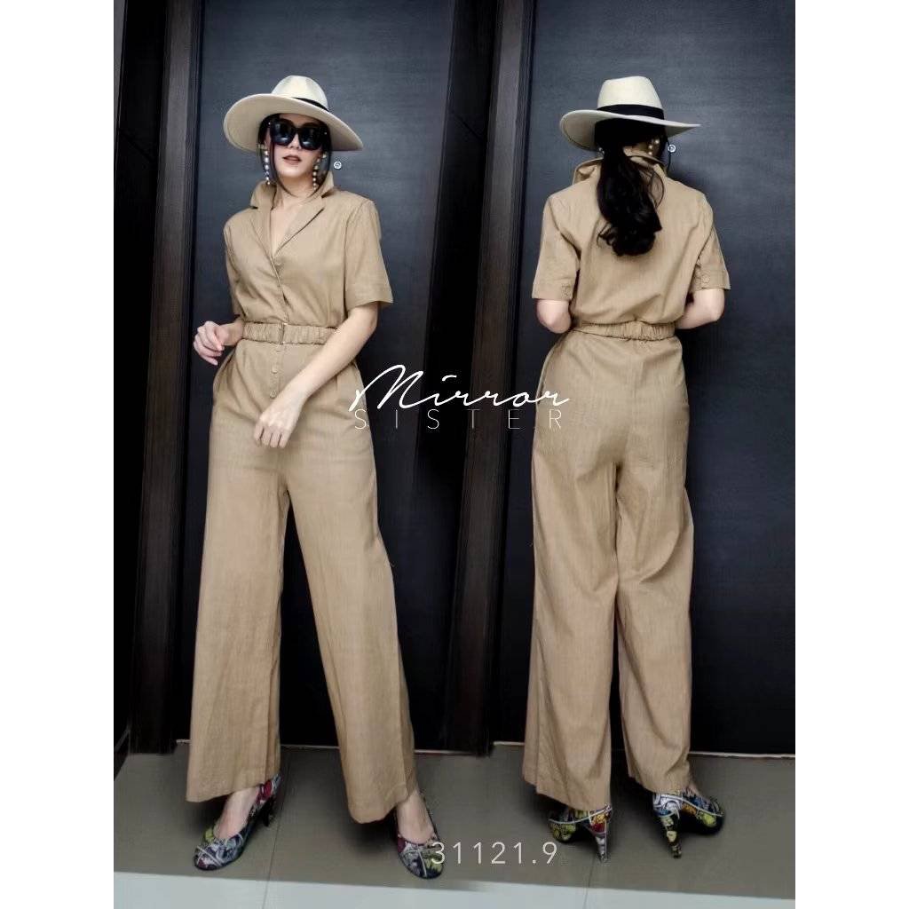 kudapy จัมพ์สูททรงเชิ้ตแขนสั้น แต่งกระดุมตั้งแต่ช่วงอกถึงช่วงเอว กางเกงทรงกระบอกมาพร้อมเข็มขัดย่นๆ