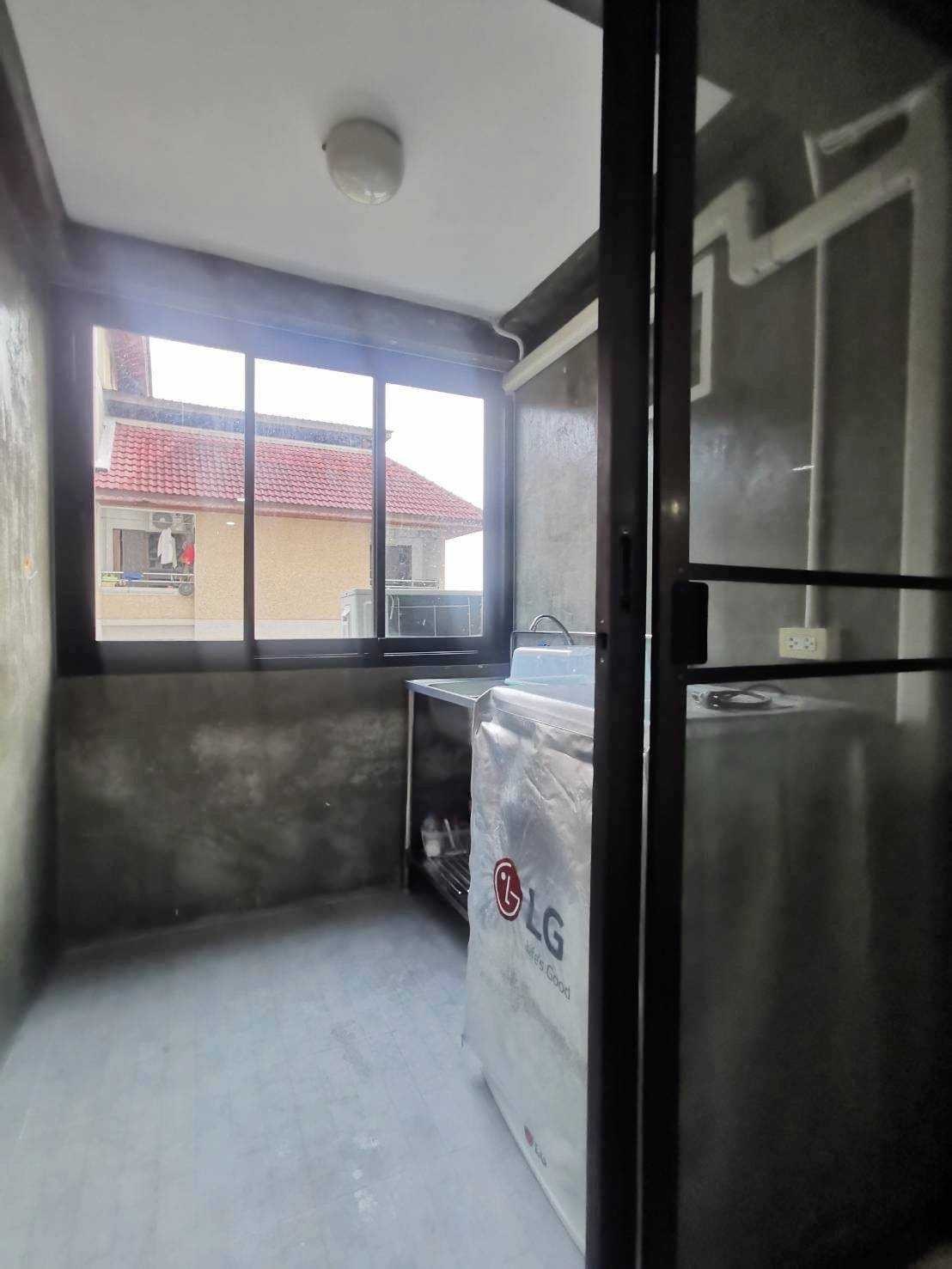 คอนโด Grand Park Town (แกรนด์ พาร์ค ทาวน์) Low Rise โซนพื้นที่ ซอยสหการประมูล MRT ศูนย์วัฒธรรม ห้วยขวาง 2.5 km ให้เช่าห้องแบบ Studio 1ห้องน้ำ 1ครัวปิด ขนาดห้อง 32 ตรม. ชั้น 5