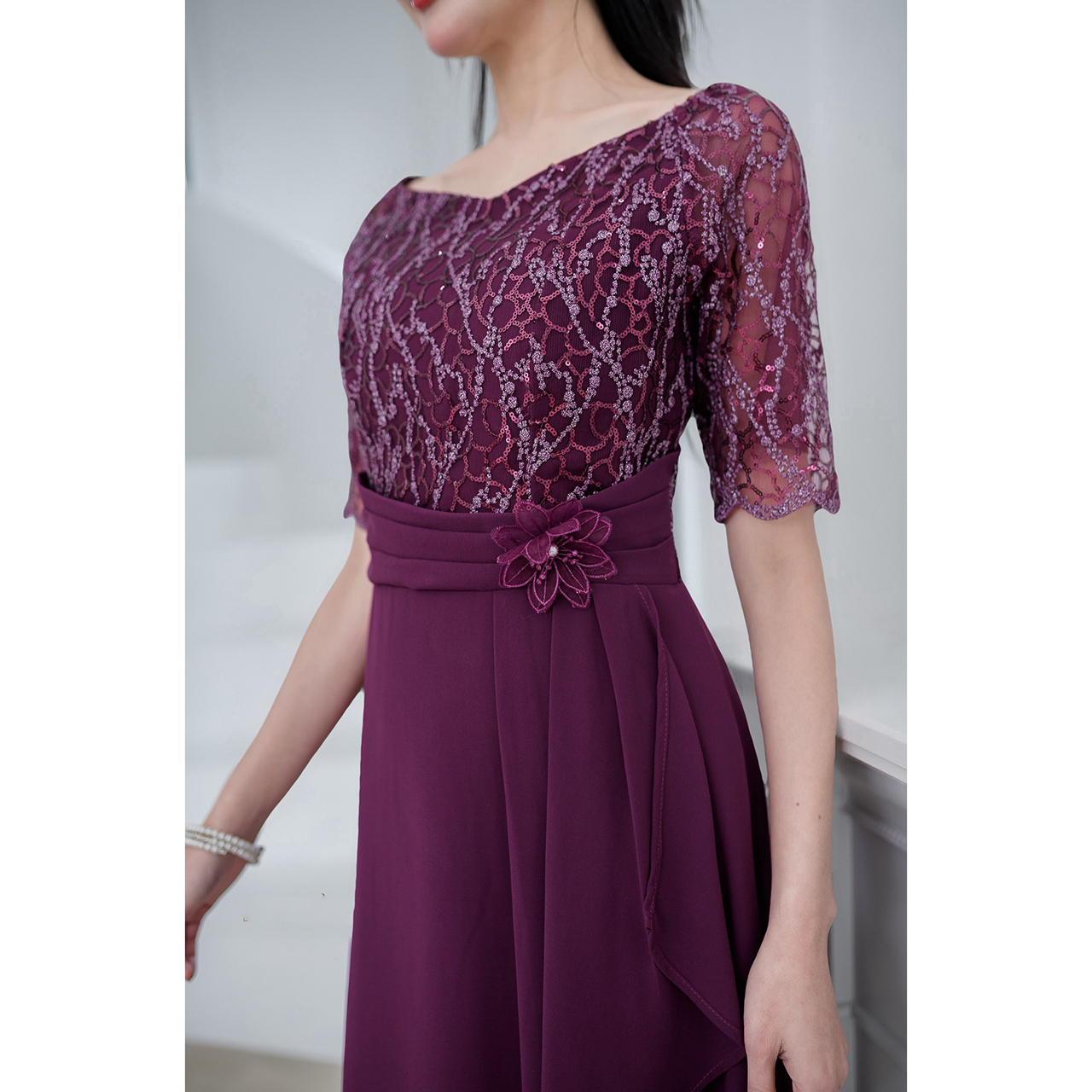 kudapy เดรสลูกไม้ทอผสมดิ้นแต่งเลื่อม งานเดรสออกงานรุ่นสวยหวาน ดีไซน์คอปาดโชว์คอ ช่วงกระโปรงเป็นงานผ้าชีฟอง