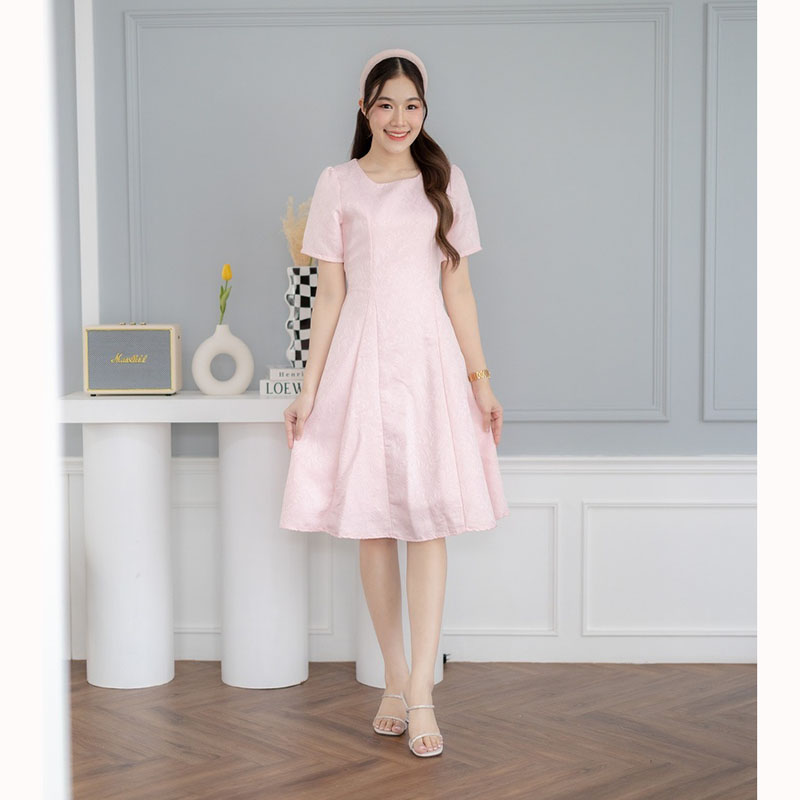 kudapy เดรสสั้นสีขาว/สีชมพู/สีฟ้า ทรงเข้ารูปส่วนบนกระโปรงบานผ้านูน พร้อมสายอัดเอว งานซิปด้านหลัง