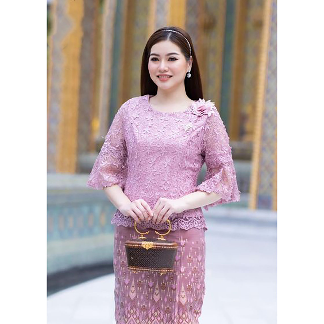 kudapy เสื้อลูกไม้สีม่วง แขนยาว ลูกไม้หนา แต่งลายดอกตรงไหล่ สวมใส่ออกงานดูดี (เฉพาะเสื้อ)