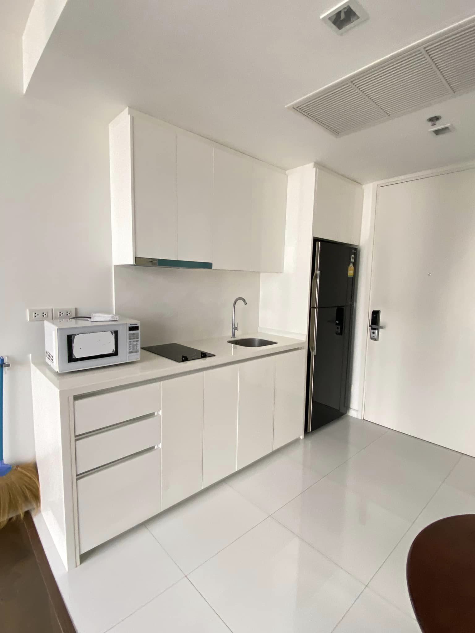 ให้เช่าห้องน่าอยู่ชั้นสูงเครื่องใช้ไฟฟ้าครบ สอบถามแอด Line ID : Smile-easy ที่ Nara 9 (นารา ไนน์)