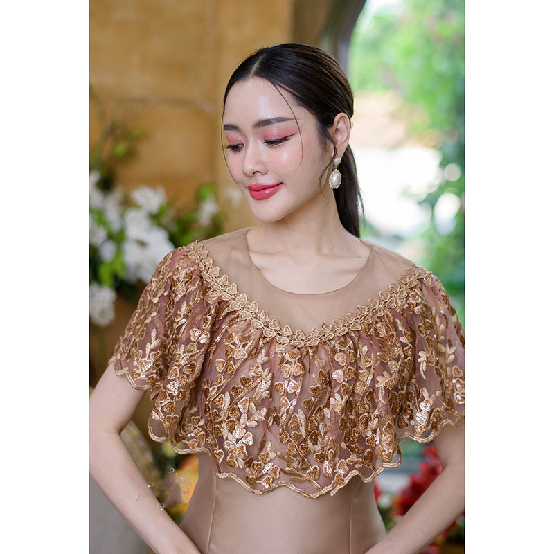 kudapy เดรสสั้นสีชมพู/สีน้ำตาลทอง ผ้าไหมคลุมไหล่เป็นผ้าปักหัวใจปักด้วยเลื่อมโทนสีเดียวกับชุดทำให้ดูวิ้งสวยเบาๆ