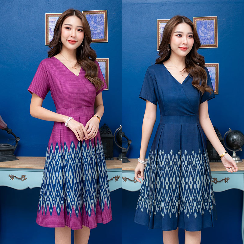 kudapy เดรสสั้นสีกรม/สีเปลือกมังคุด ลายไทย สีสวย แบบสวย แพทเทิ้นสวย งานดีไซน์กระโปรงจับจีบทวิสรอบตัว คอวีปาดอก ลายผ้าสวยมากเนื้อผ้าหนา
