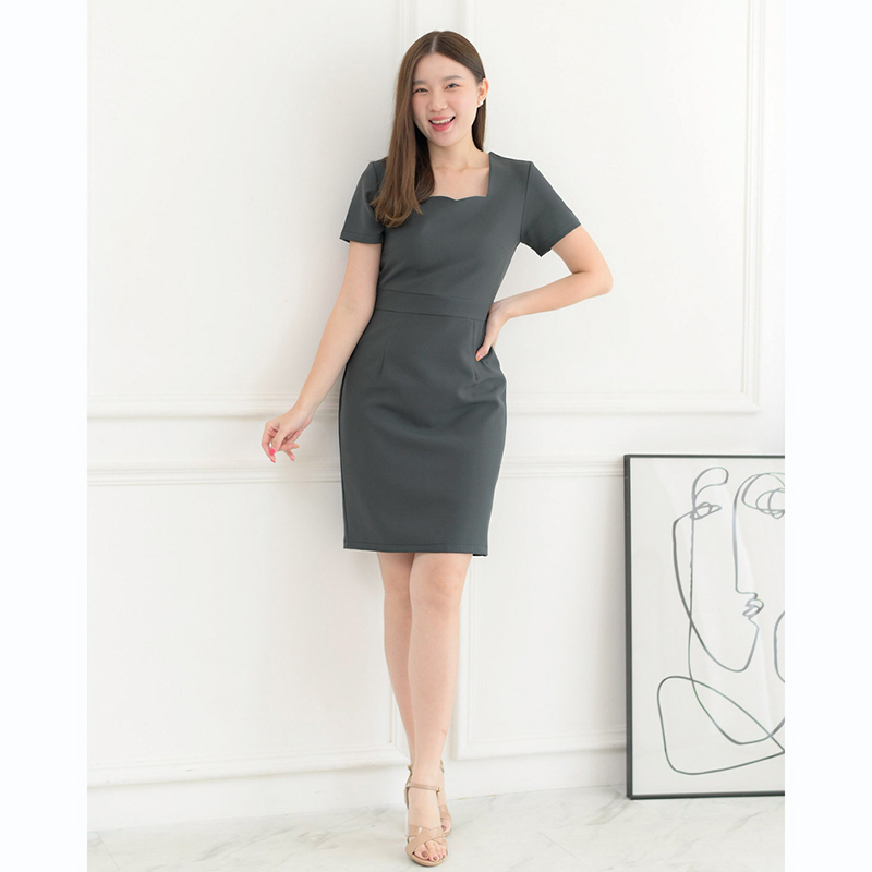 kudapy เดรสสั้นคอหัวใจแขนสั้นสีเทาเข้ม/สีแดงเข้ม/สีดำ เข้ารูปเอว ทรงสวยเป๊ะมาก เนื้อผ้าหนามีน้ำหนัก ซับในทั้งตัว ใส่ได้ตลอด