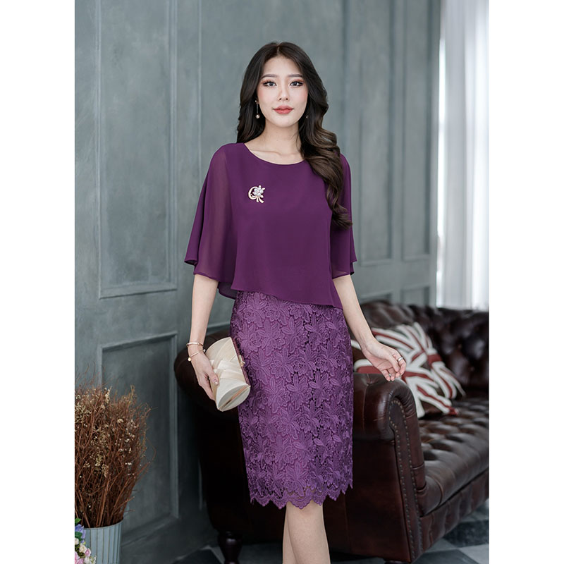 kudapy เดรสสั้นสีม่วง/สีฟ้าคราม ลูกไม้เงาเนื้อดี ทอลายสวยๆ ดีไซน์ตัดเย็บเป็นกระโปรงทรงตรง ด้านบนเป็นผ้าชีฟองเย็บคลุมทั้งตัวเป็นงานปีกผีเสื้อ