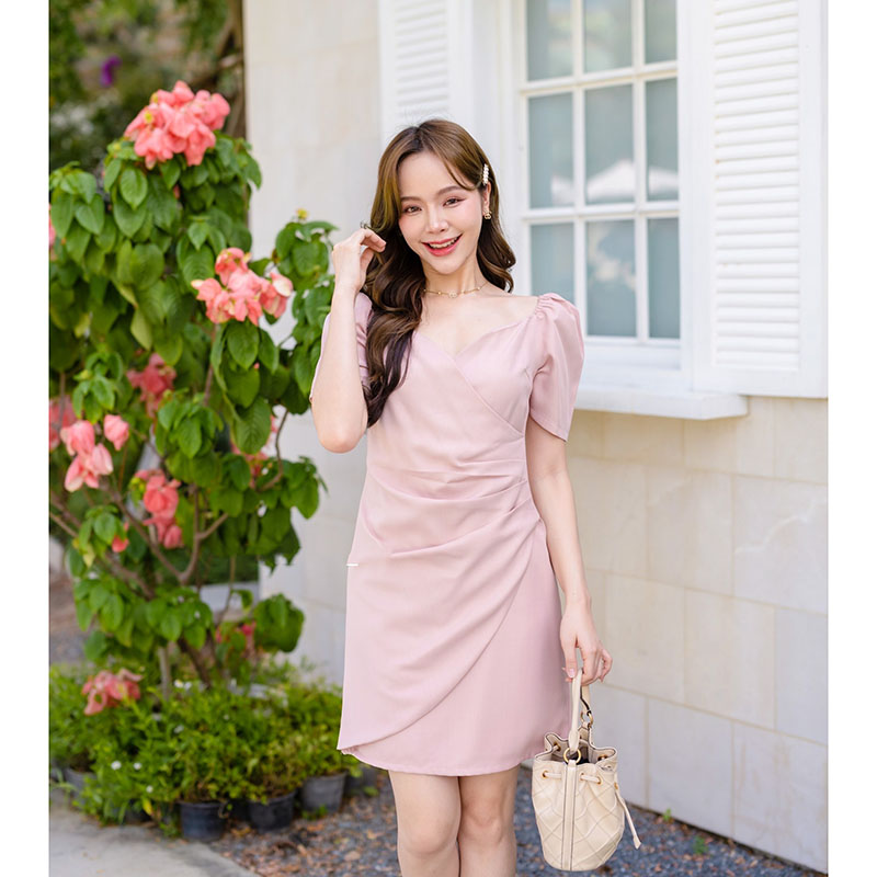 kudapy เดรสสั้นสีชมพู/สีครีม/สีกรม คัตติ้ง ตัวเดรสเป็นทรงอกป้ายคอวี ดีเทลเริ่ดๆ จับเดรปช่วงลำตัวสวยมาก กระโปรงเฉียงป้ายด้านหน้า