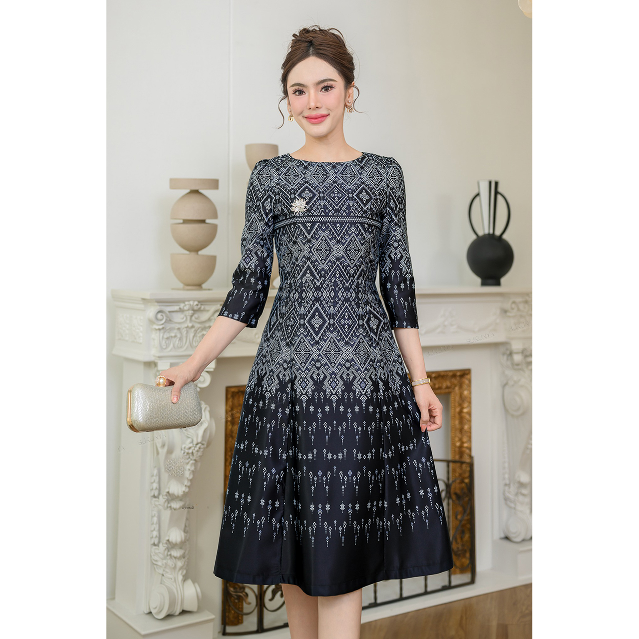 kudapy เดรสสั้นสีเขียวตอง , สีทอง ผ้าSatin silk อัดกาวพิมพ์ลวดลายแพรวา แขนสามส่วน คอกลม มาพร้อมชิปหลังซับในใส่สบาย