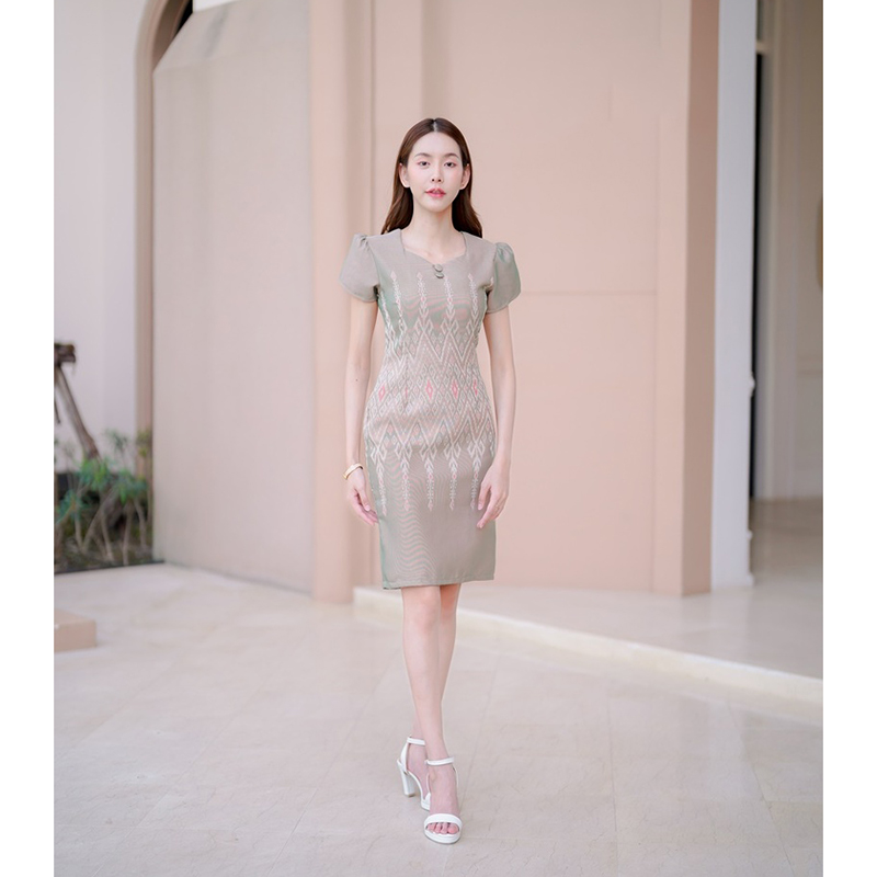 kudapy เดรสสั้นสีฟ้า/สีเขียว/สีชมพู ผ้าทอลายสวยๆ คอหัวใจ แขนกลีบบัว แต่งกระดุมปั๊มทรงสอบ สวยปังสุดๆ