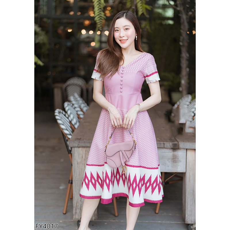 kudapy เดรสสั้นผ้าไทยแขนสั้นคอวีกระดุมหน้าสีแดง/สีชมพู กระโปรงบานผ้าไทย