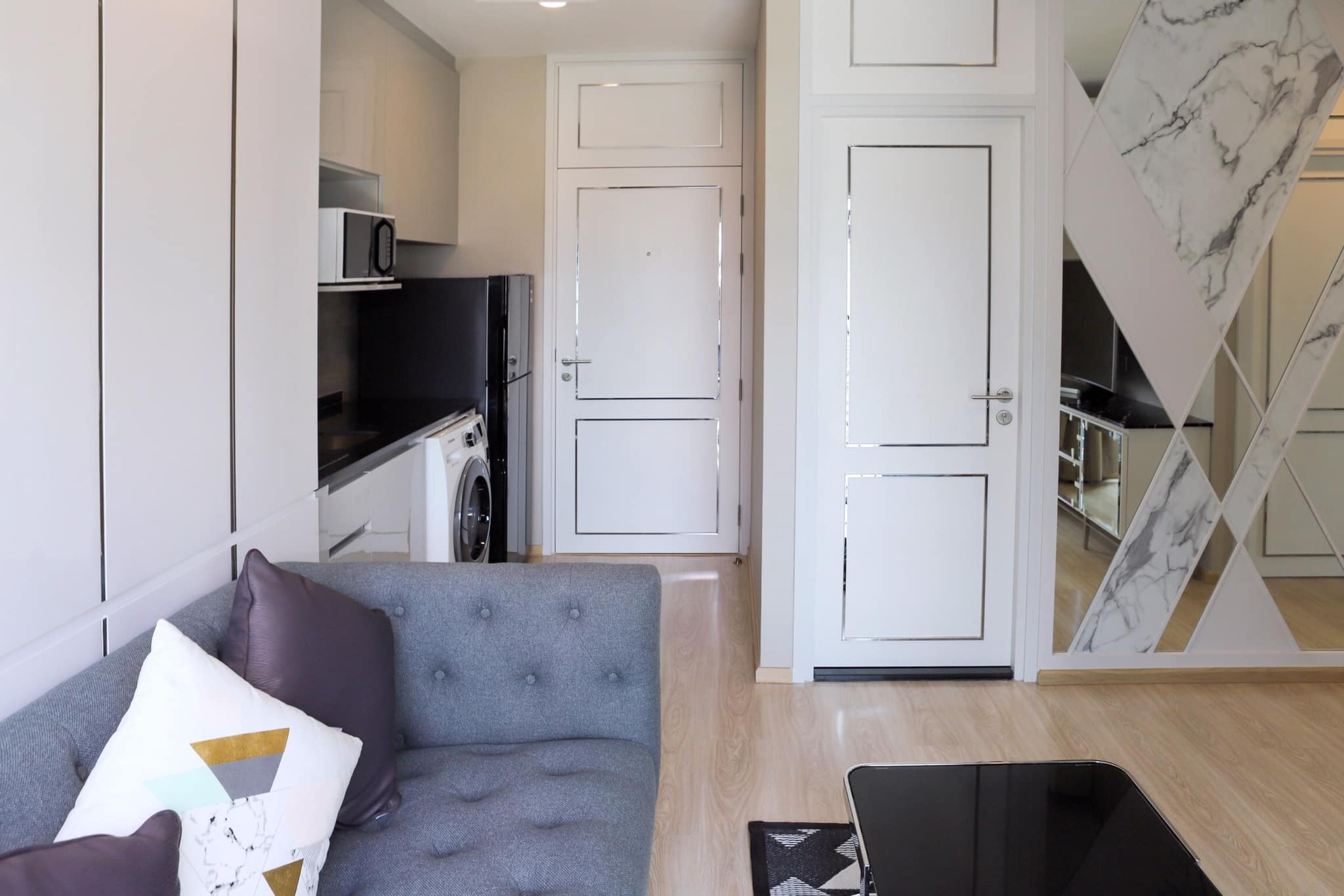 สนใจชมห้องติดต่อได้เลย Line ID: Smile-easy ปล่อยเช่าคอนโด Noble Revolve Ratchada 2 (โนเบิล รีวอลฟ์ รัชดา 2) - 2ห้องนอน 2ห้องน้ำ 1ห้องนั่งเล่น - ใกล้ MRT ศูนย์วัฒนะธรรม - ขนาดห้อง 52.86 ตรม. ชั้น 18