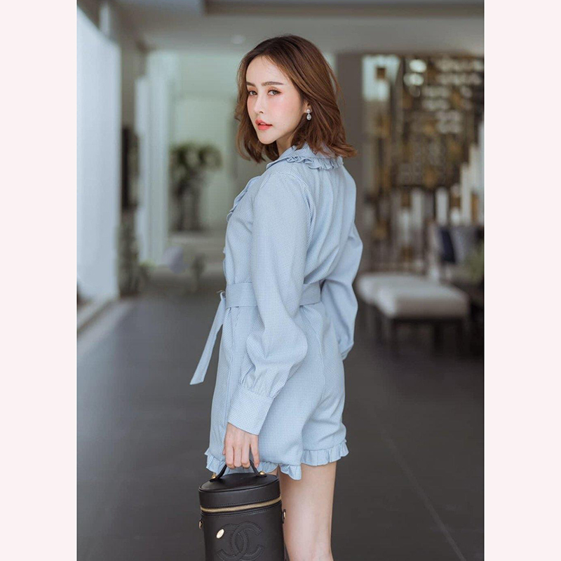 kudapy จั้มสูทลายสก๊อต ผ้าลายในตัว สีลูกกวาด ทบหน้า แต่งระบาย ปกปักดอกไม้ ชายขลิบระบาย มาพร้อมเข็มขัดเข้าเซ็ต