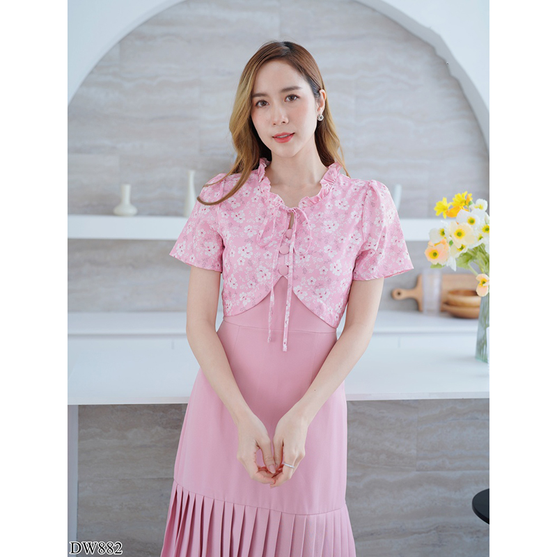 kudapy เดรสสั้นสีเหลือง/สีชมพู ลายดอกชายอัดพลีทอกผูกเชือก