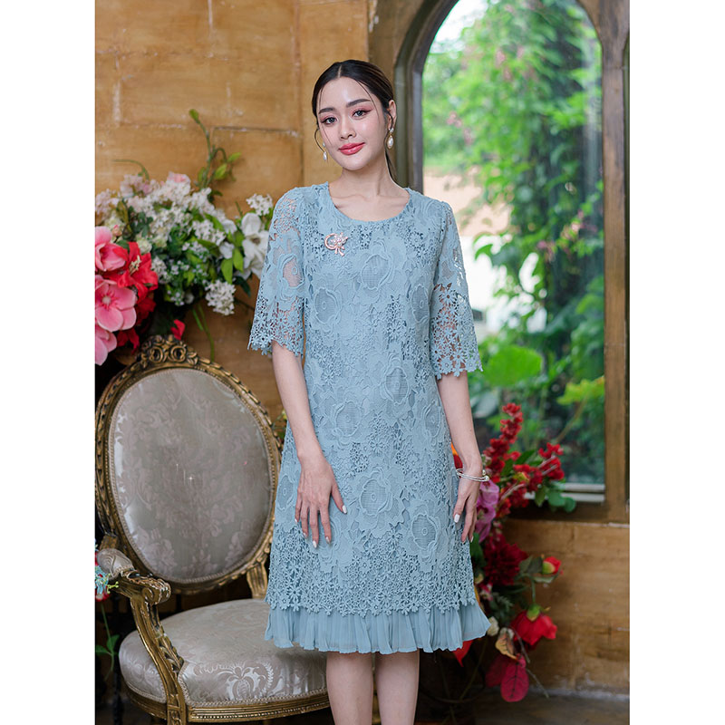 kudapy เดรสสั้นสีฟ้า ลุกไม้ทอลายดอกไม้เนื้อนิ่มลายสวยใส่สบาย เป็นงานแขนศอก เดรสทรงเรียบหรูใส่ง่าย แต่งชายกระโปรงพลีทด้านใน