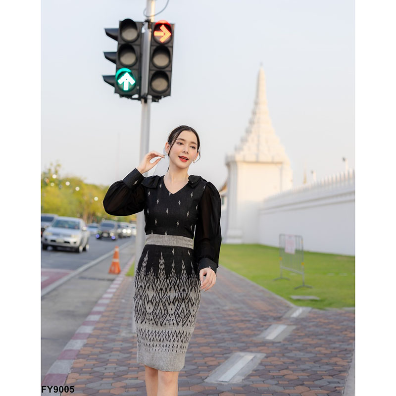kudapy เดรสสั้นสีดำ งานผ้าทอลายไทย แต่งโบว์สองข้าง ลายสวย ใส่ออกงาน ไปทำงานได้ในหลายโอกาส