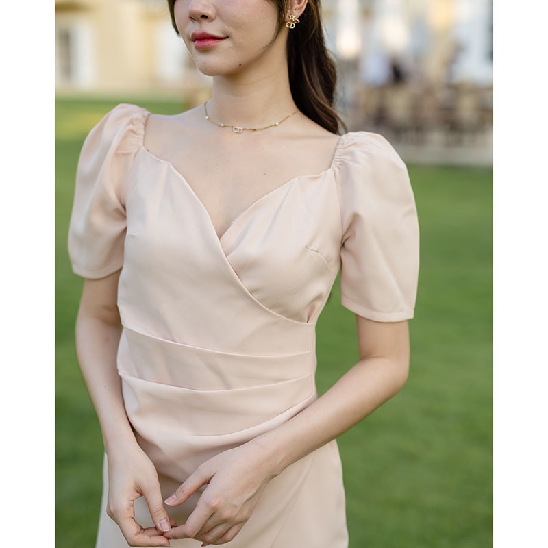 kudapy เดรสสั้นสีชมพู/สีครีม/สีกรม คัตติ้ง ตัวเดรสเป็นทรงอกป้ายคอวี ดีเทลเริ่ดๆ จับเดรปช่วงลำตัวสวยมาก กระโปรงเฉียงป้ายด้านหน้า