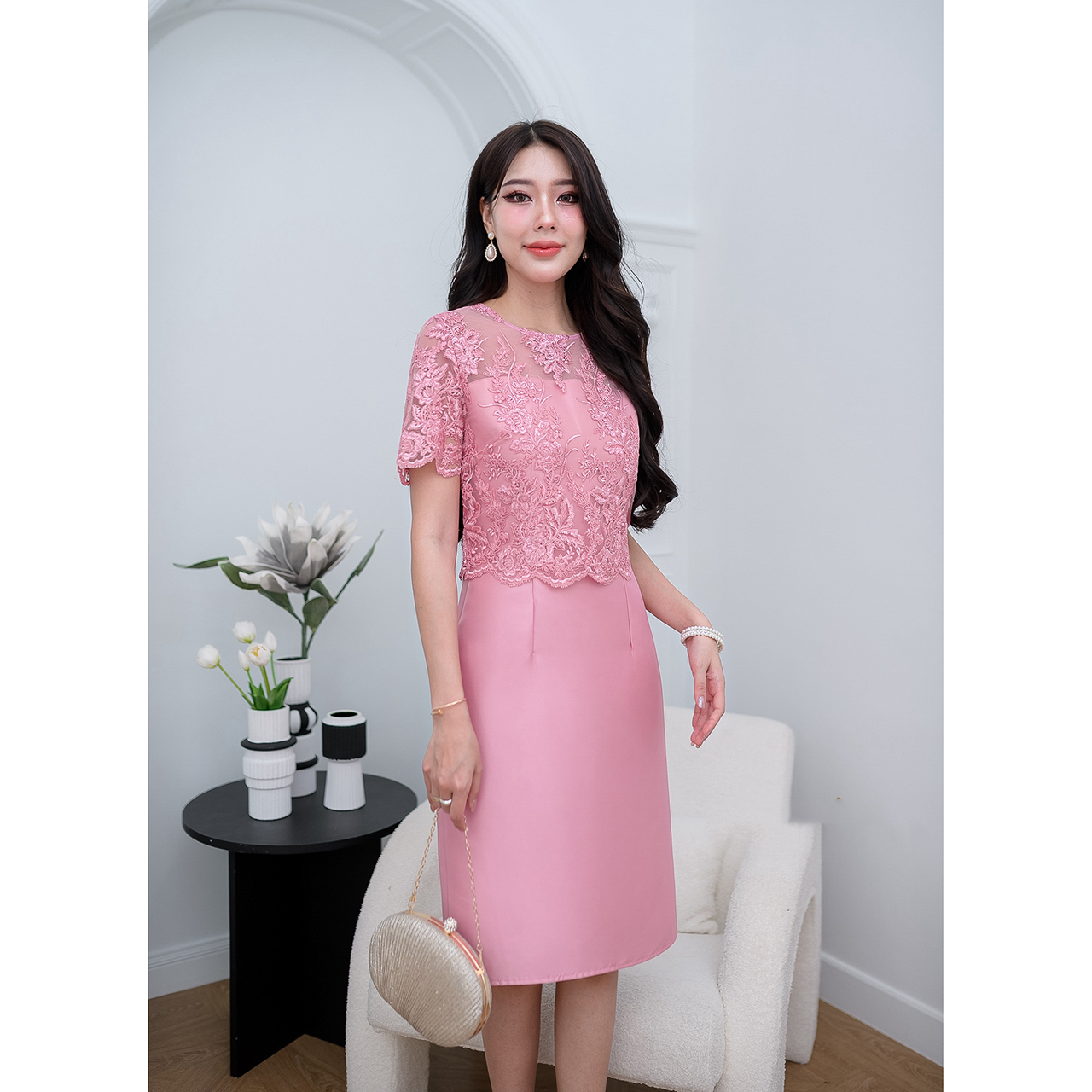 kudapy เดรสสั้นสีชมพู/สีน้ำตาล ผ้าไหม เรียบหรูที่สุด ด้านบนดีไซน์เย็บคลุมลูกไม้ครึ่งตัว ผ้าลูกไม้ซีทรู