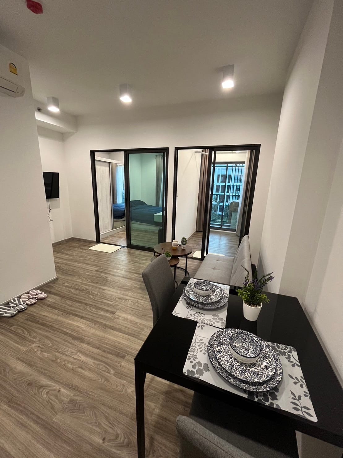 ให้เช่าคอนโด Rich Park Terminal @Phahonyothin 59 (ริชพาร์ค เทอมินอล @พหลโยธิน 59) - ตกแต่งเฟอร์ครบ 1ห้องนอน 1ห้องน้ำ 1ห้องอเนกประสงค์ - การเดินทาง: ใกล้สถานี BTS พหลโยธิน 59