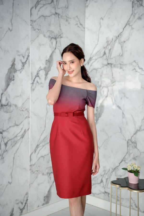 kudapy เดรสสั้นสีแดง สีชมพูนู๊ด และสีน้ำเงินกรมท่า ผ้าไหมอิตาลีไล่สี ทรงเปิดไหล่ แขนสั้น กระโปรงเข้ารูปทรงสอบ มาพร้อมเข็มขัดโบว์