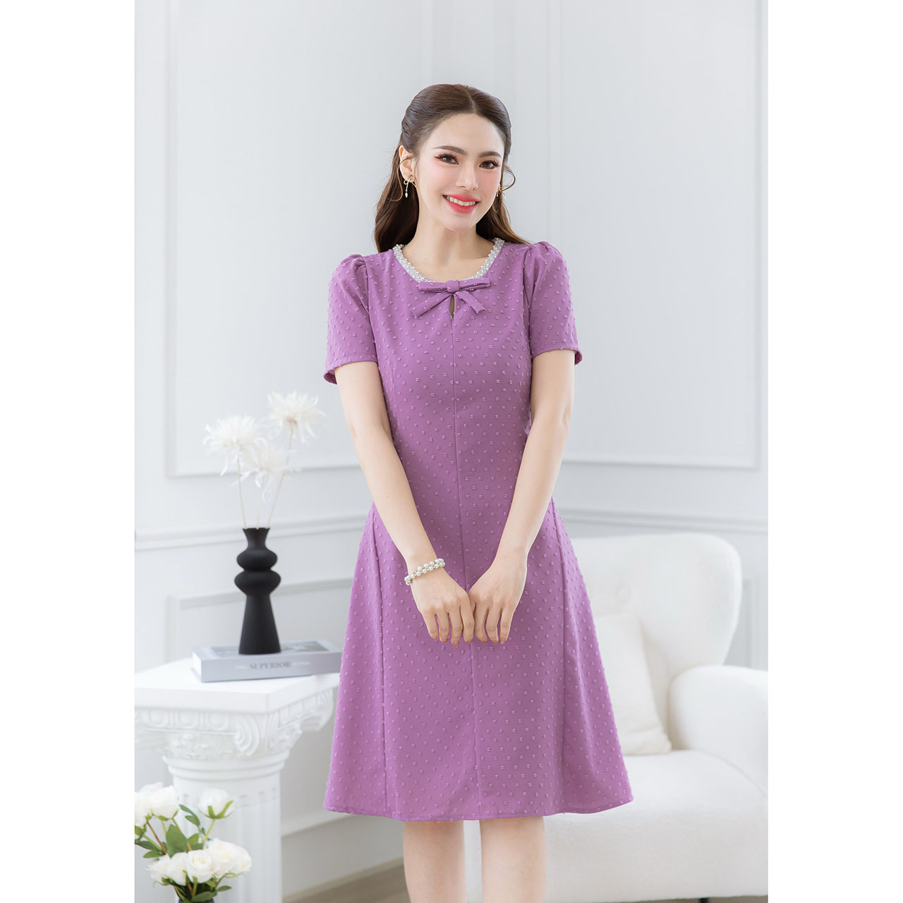 kudapy เดรสแพทเทิร์นสวยเรียบใส่และมีเชปสวย มีดีเทลเพิ่มความสวยหรูด้วยอะไหล่ลูกปัดรอบคอ และแต่งโบว์