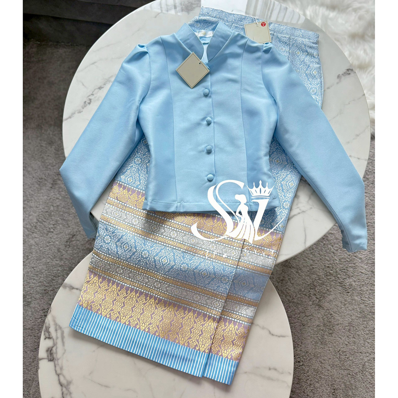 kudapy เสื้อจิตรลดาสีฟ้าละมุน ดีเทลแขนยาว คอจีน กระดุมหน้า งานผ้าไหมอิตลลี่ ผ้าถุงสำเร็จรูป ซิปหลัง เกรดพรีเมี่ยมอัดกาว เนื้อผ้าไหมแพรทิพย์