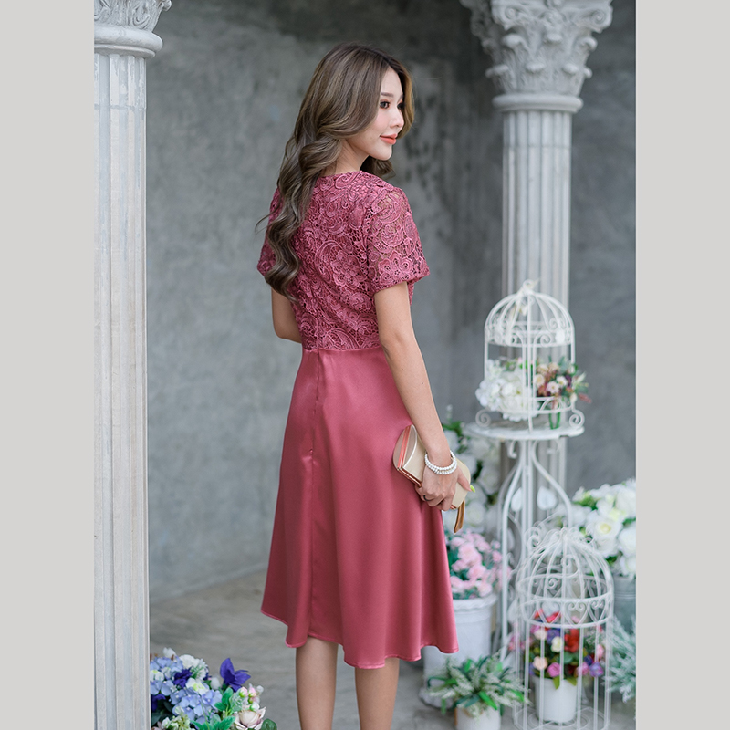 kudapy เดรสสั้นลูกไม้เนื้อเงาสีเขียวเข้ม สีชมพูปูนแดง เดรสแขนสั้น กระโปรงทรงบานผ้าเงาพริ้วสวยค่ะ ชุดนี้ดูหรูหรา ทรงสวยใส่ง่าย ใส่ออกงานสวยหรูได้ลุคดูแพงค่ะ