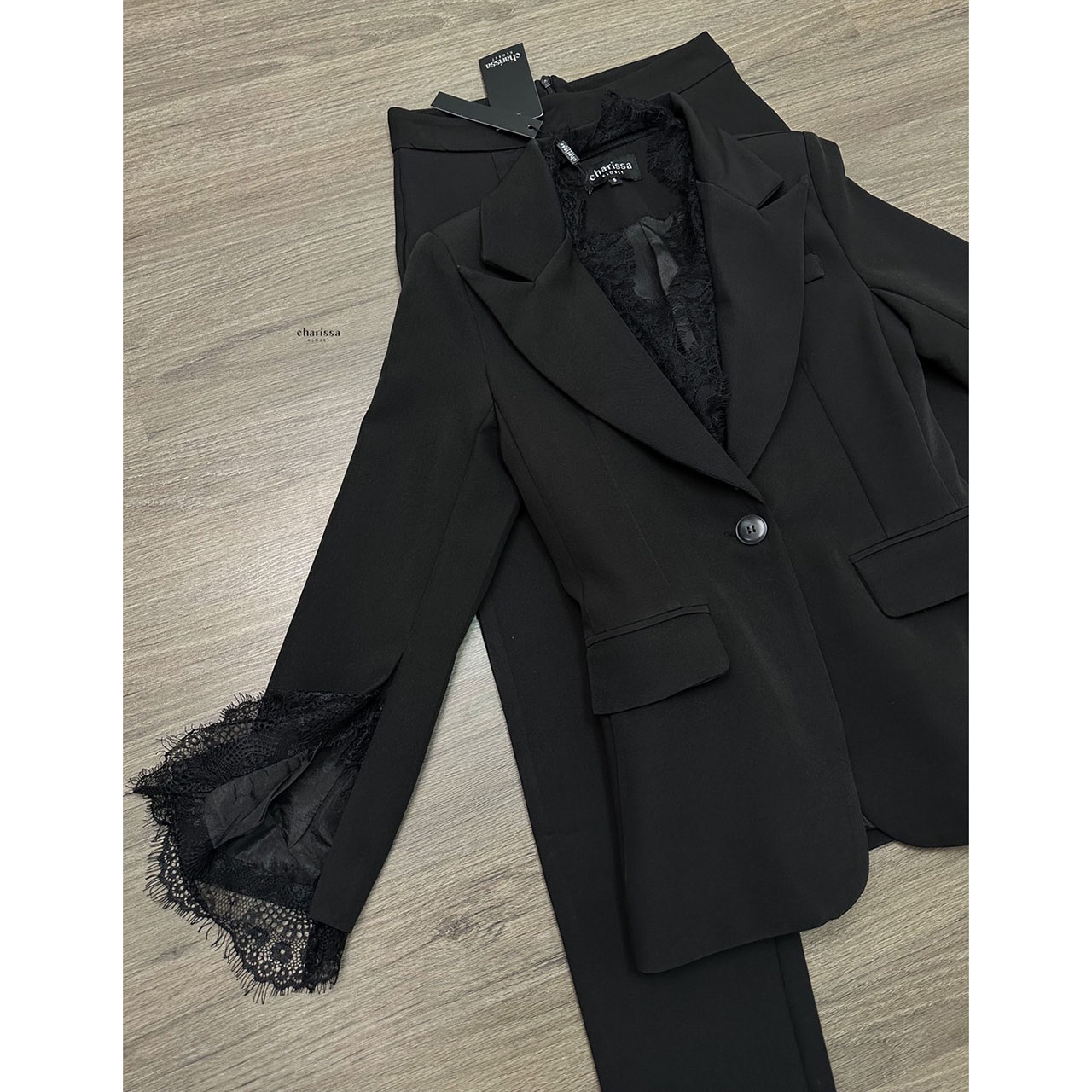 kudapy ชุดเซ็ทเสื้อ+กางเกง เสื้อสูทแต่งลูกไม้ที่คอปกเสื้อ เพิ่มความเกร๋ที่ปลายแขนเสื้อผ่าแขนลูกคัตติ้ง กางเกงทรงกระบอกเล็ก ซิปหลัง