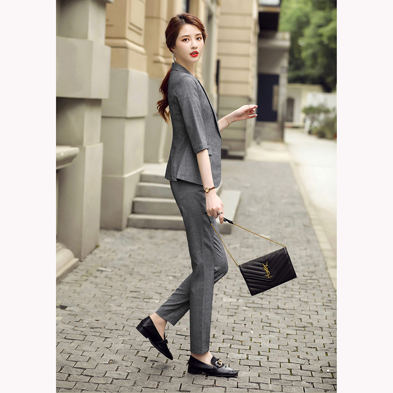 kudapy ชุดสูททำงานผู้หญิงสีเทาแขนสามส่วนพร้อมกางเกง จุดเด่นของชุดนี้คือสีชุดเน้นความสุภาพเรียบง่าย