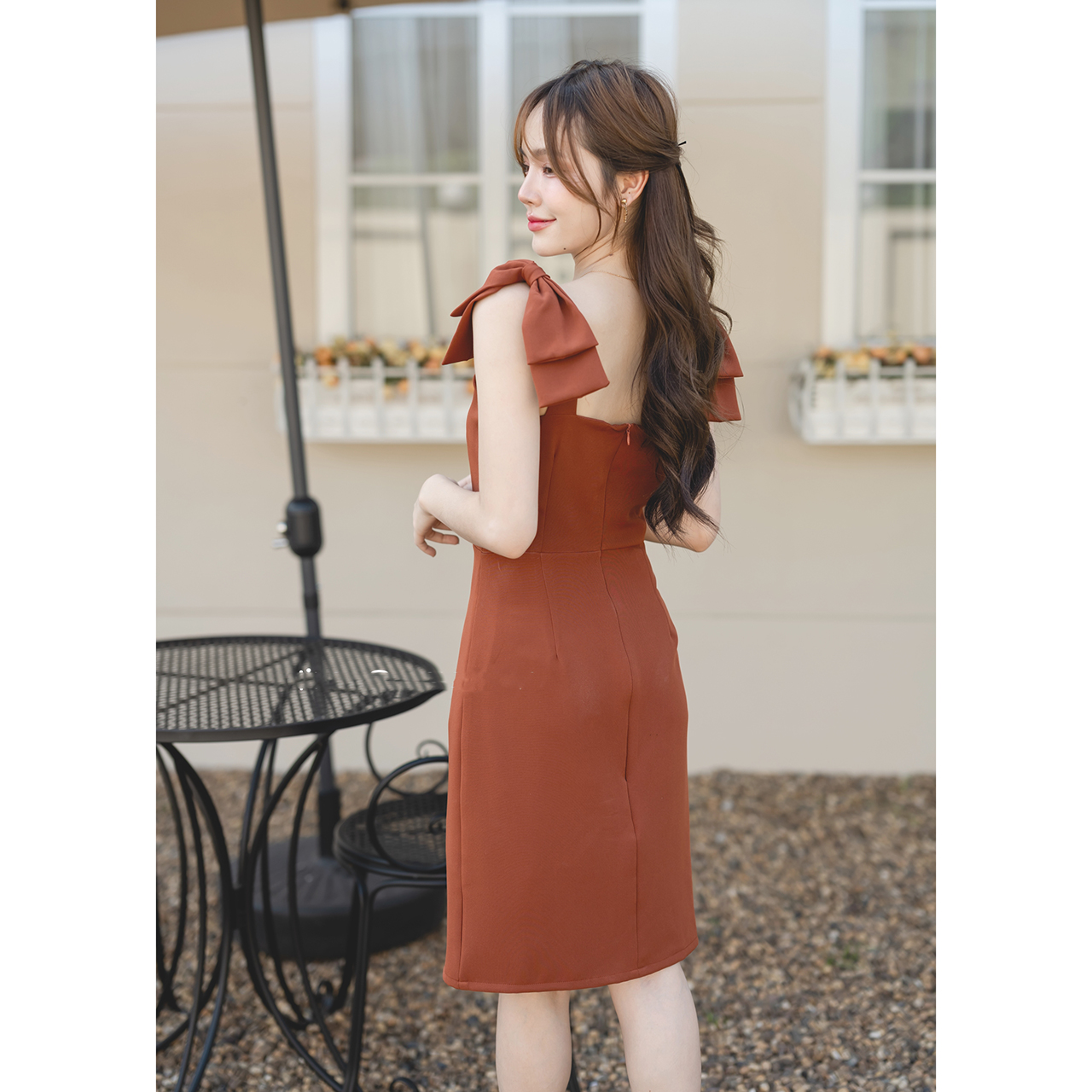 kudapy เดรสสั้นสีส้มอิฐ สายเดี่ยวแต่ง Double Bow ที่ไหล่ ทรงเดรสเข้ารูปคัตติ้งเรียบ
