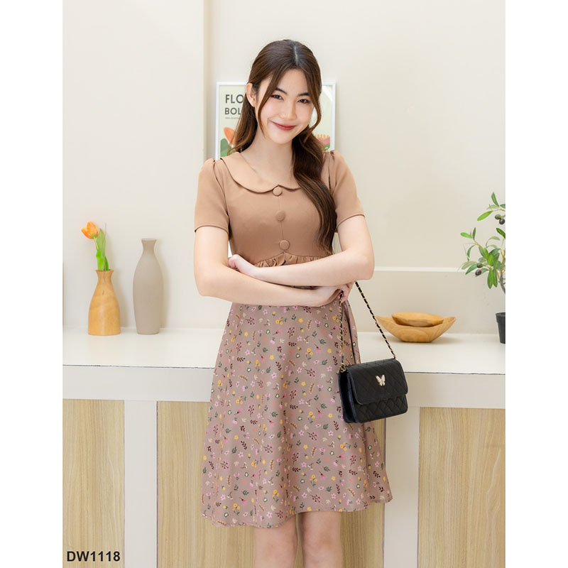 kudapy เดรสสั้นสีน้ำตาล/สีชมพู/สีแดง เสื้อสีพื้นแต่งชายเสื้อระบายกระดุม 3 ชิ้น