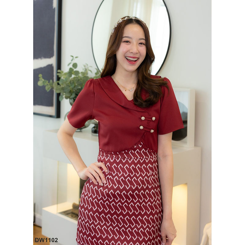 kudapy เดรสสั้นสีแดง/สีขาว กั๊กผ้าไทยลายขอ+แต่งกระดุมมุก 4 ชิ้น