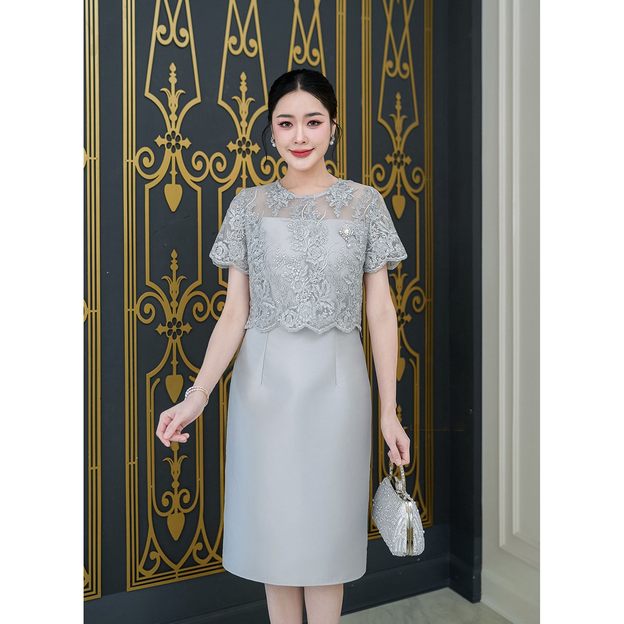 kudapy เดรสผ้าไหม ดีไซน์เย็บคลุมลูกไม้ครึ่งตัว ผ้าลูกไม้ซีทรูผ้าเกรดพรีเมี่ยมลายสวย ผ้าทอลายสวยมีเลื่อมวิบวับเบาๆ