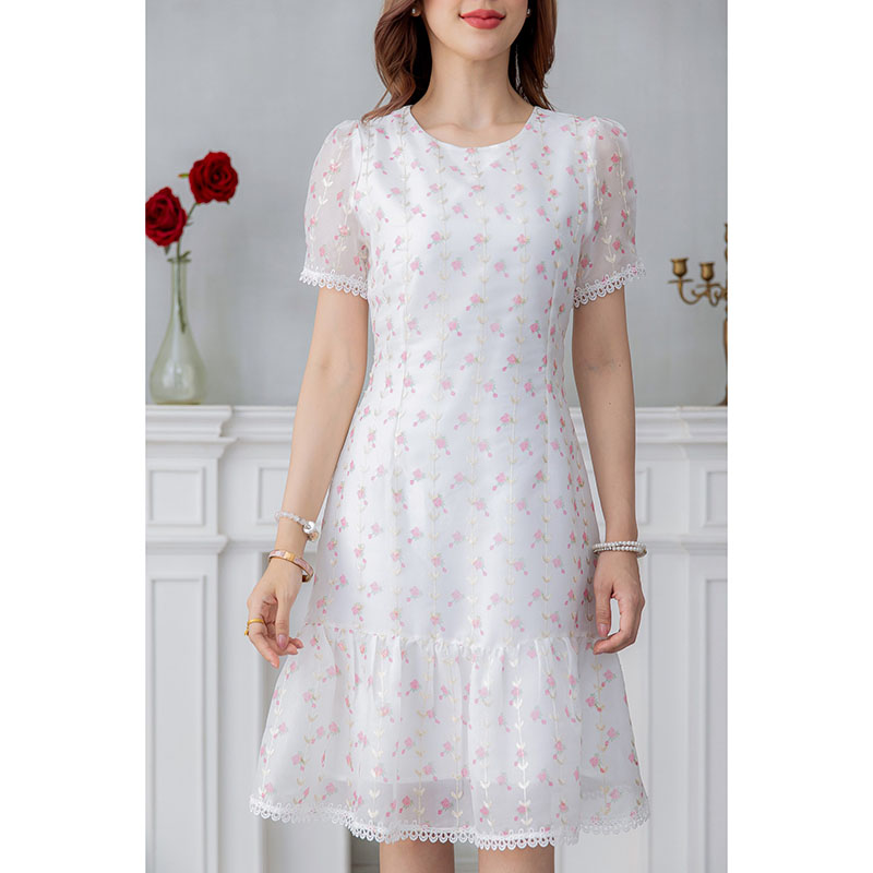 kudapy เดรสสั้นสีขาว/สีชมพู งานผ้าปักลายดอกไม้ ผ้าปักผสมพิมพ์ลายดอก ปลายกระโปรงเป็นระบายรอบตัว มีดีเทลแต่งลูกไม้รอบแขนและชายกระโปรง