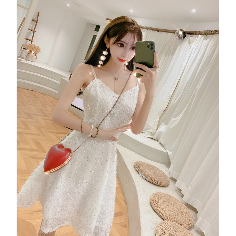 kudapy เดรสสั้นไปงานสีชมพูอมส้มอ่อน/สีขาว ผ้าขนฟรุ้งฟริ้งปักเลื่อม สายเดี่ยวตกแต่งสายพลอยสังเคราห์ คอวี กระโปรงทรงเอ สวยสดใส