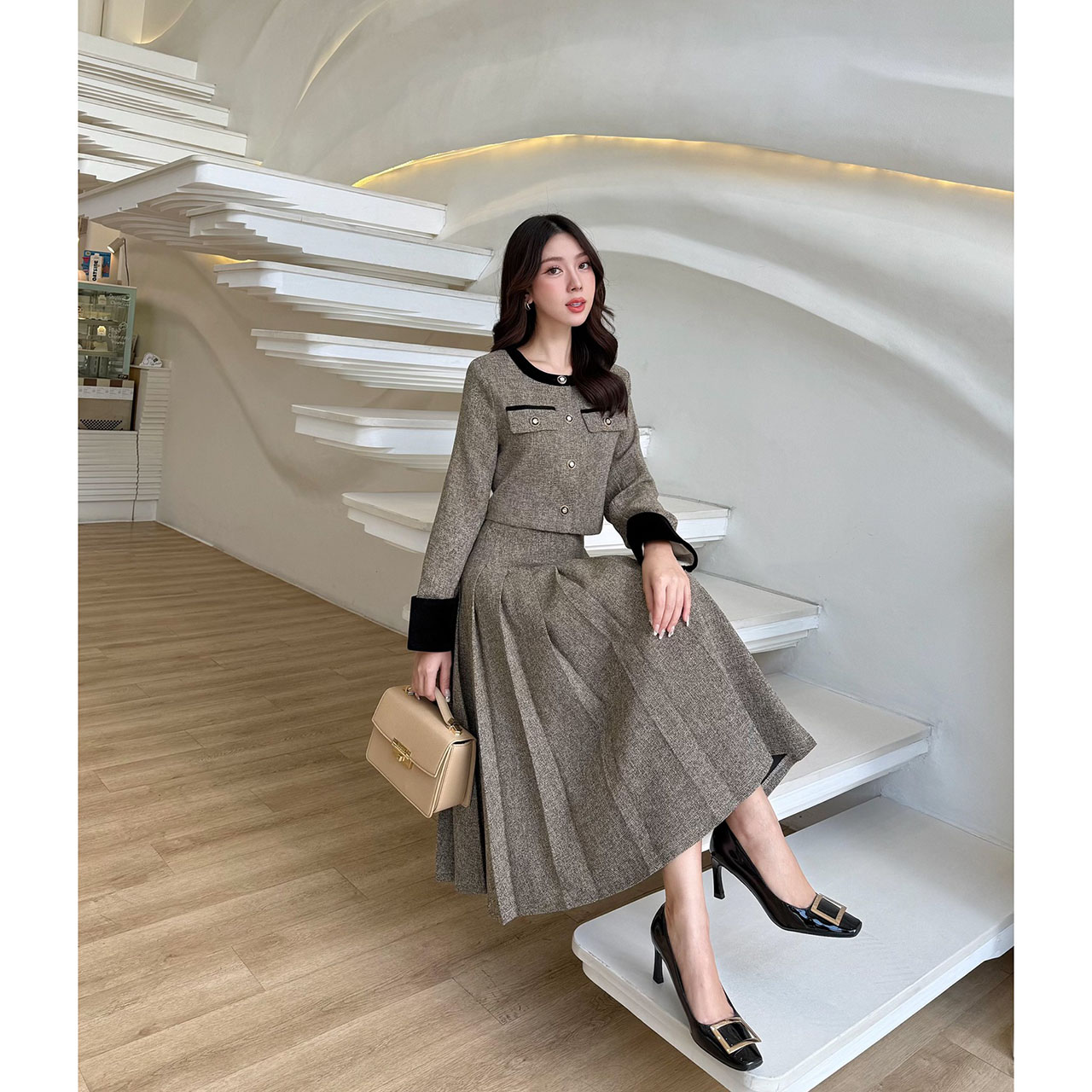 kudapy เซ็ทผ้าพรีเมี่ยม สื้อกับกระโปรงเราใช้ผ้าเดียวกันทั้งชุด เนื้อผ้ามีน้ำหนัก ทิ้งตัวดี ยับยาก เสื้อกระดุมจริง กระโปรงซิปเอวสูงไม่สม้อค มีซับในอย่างดี